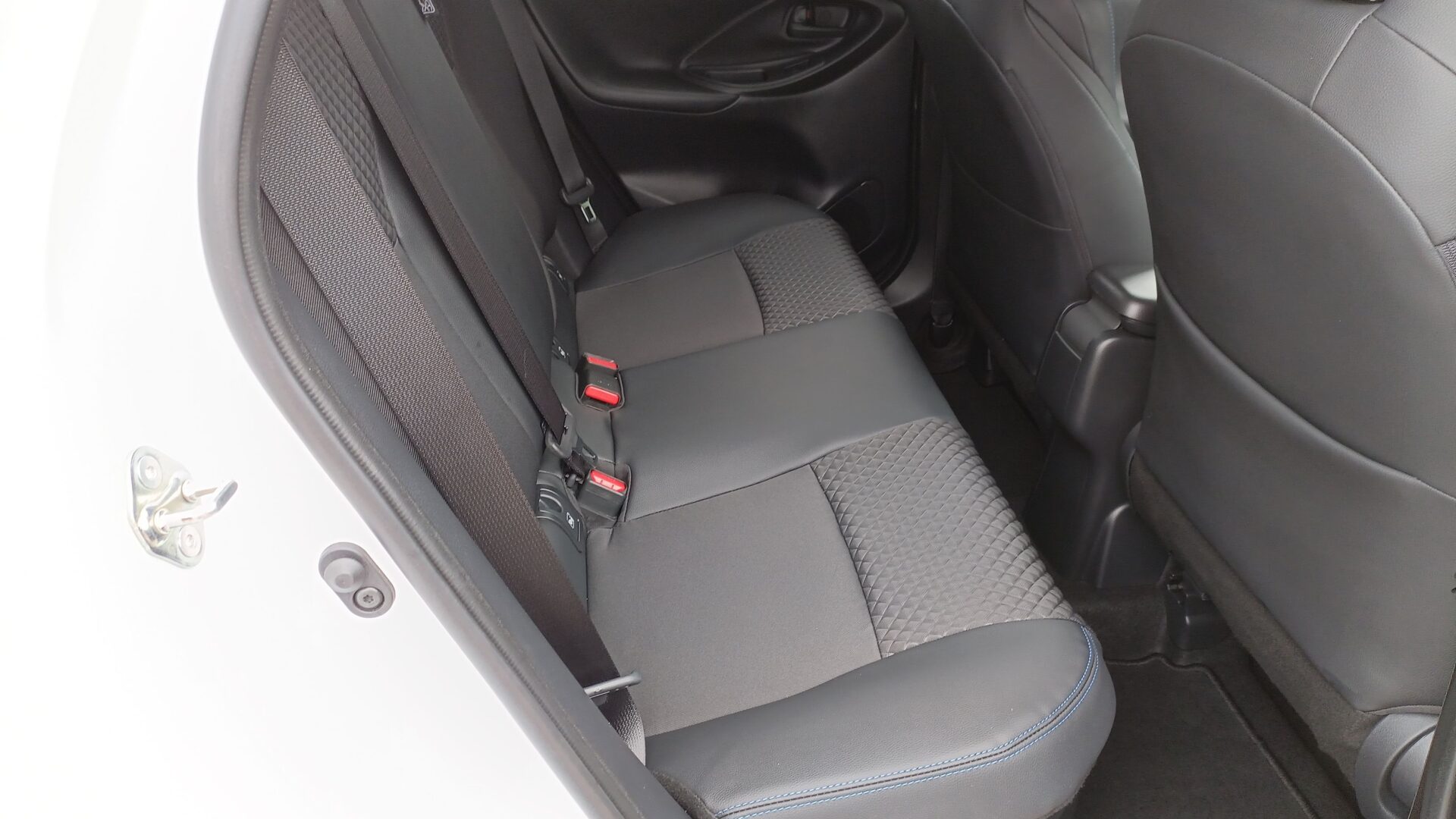 Toyota Yaris - zdjęcie 12