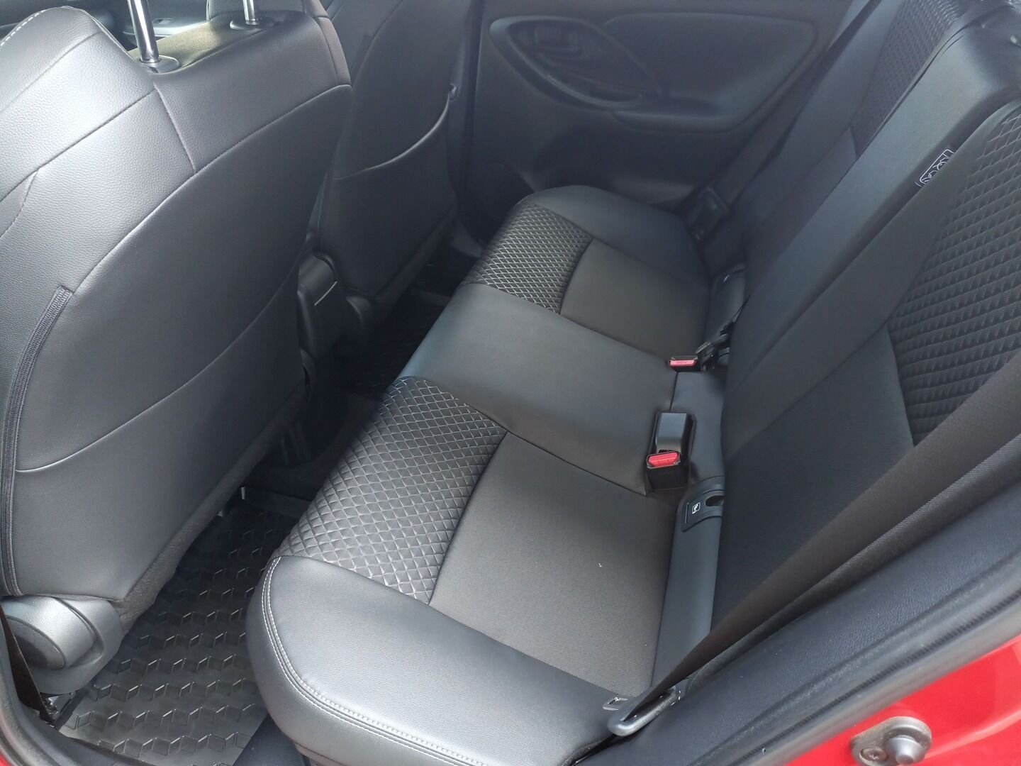 Toyota Yaris - zdjęcie 10