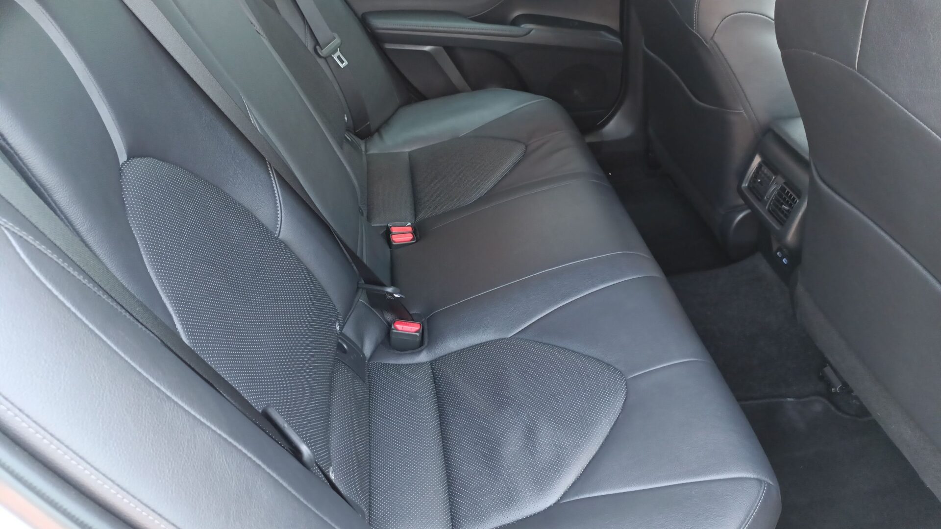 Toyota Camry - zdjęcie 13