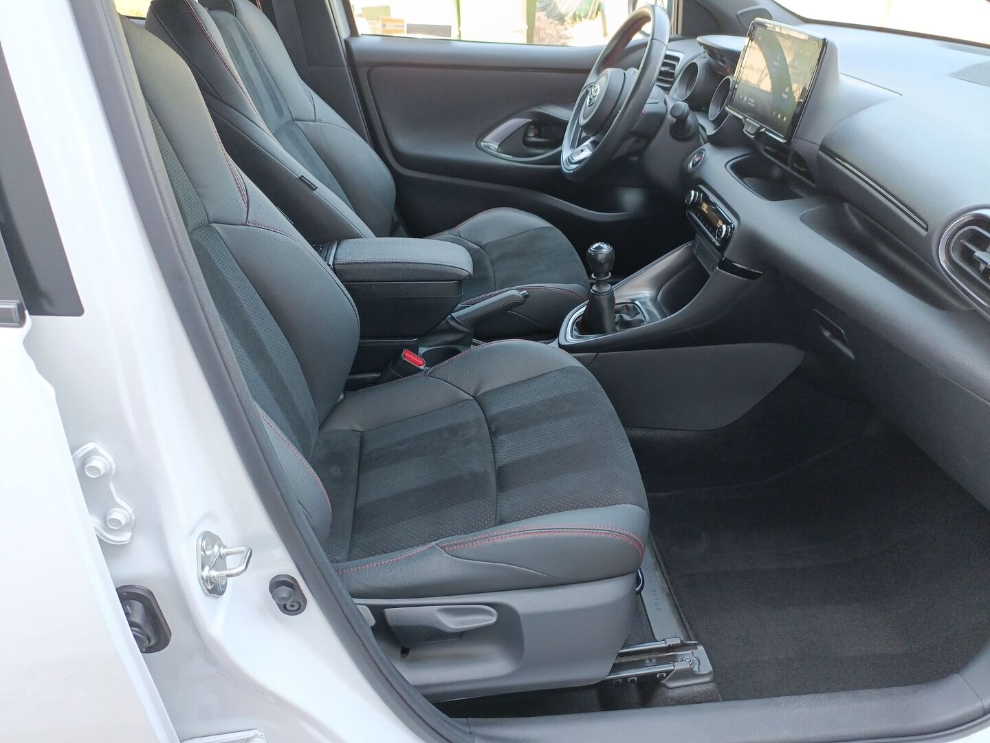 Toyota Yaris - zdjęcie 11