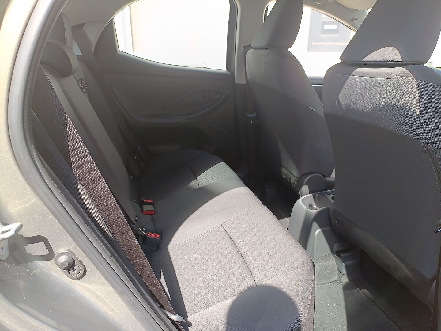 Toyota Yaris - zdjęcie 12
