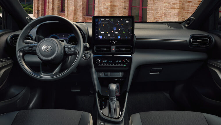 Wnętrze nowej Toyoty Yaris Cross 2026 z ekranem dotykowym systemu Toyota Touch 3