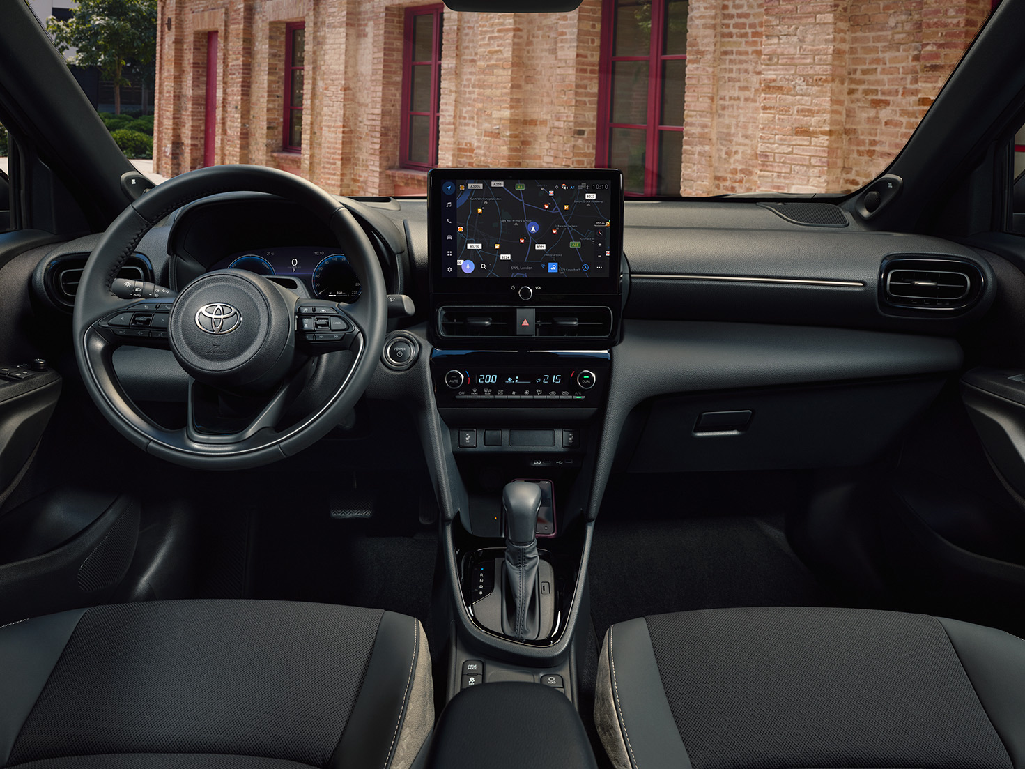 Wnętrze nowej Toyoty Yaris Cross 2026 z ekranem dotykowym systemu Toyota Touch 3
