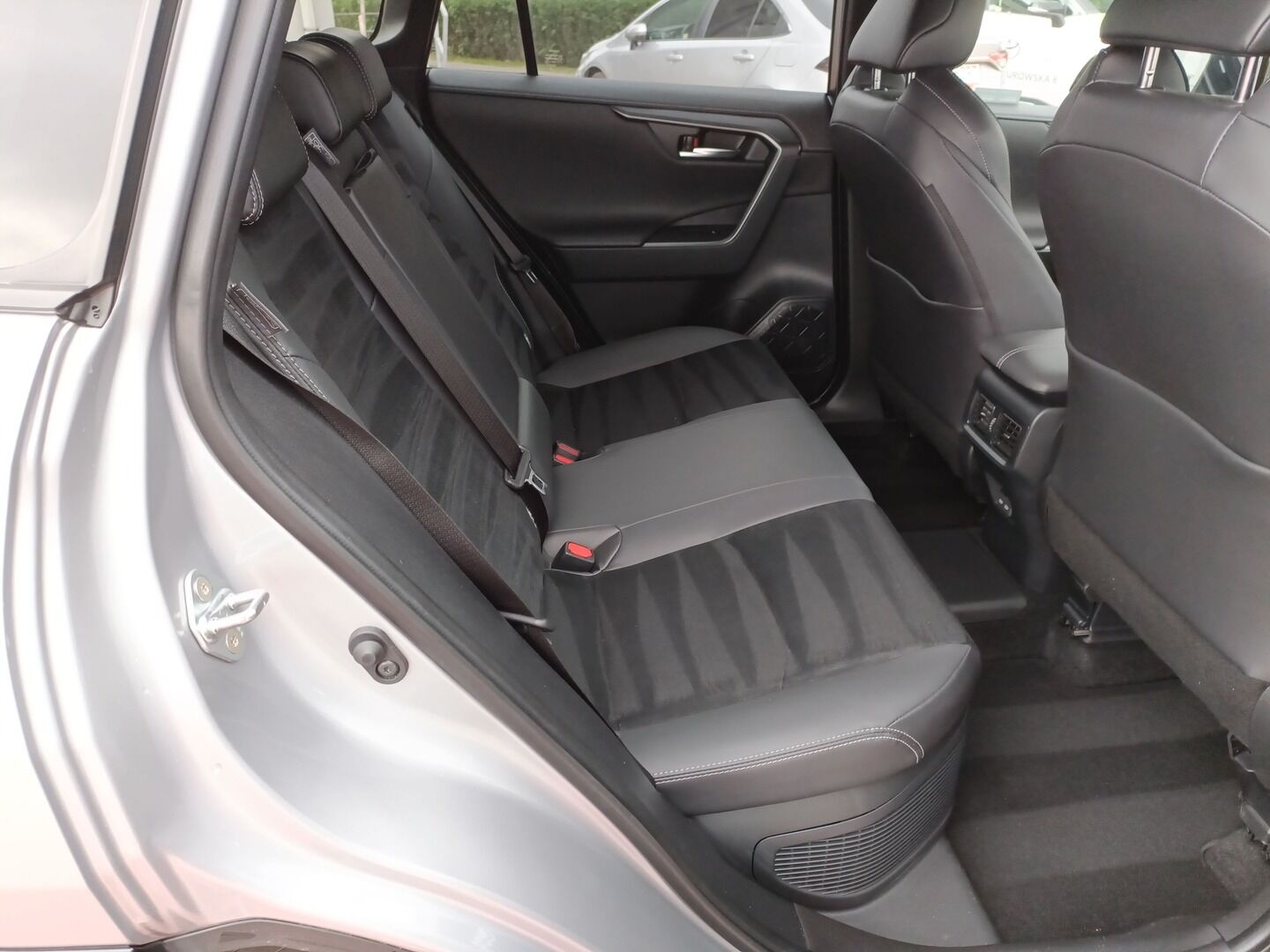 Toyota RAV4 - zdjęcie 12