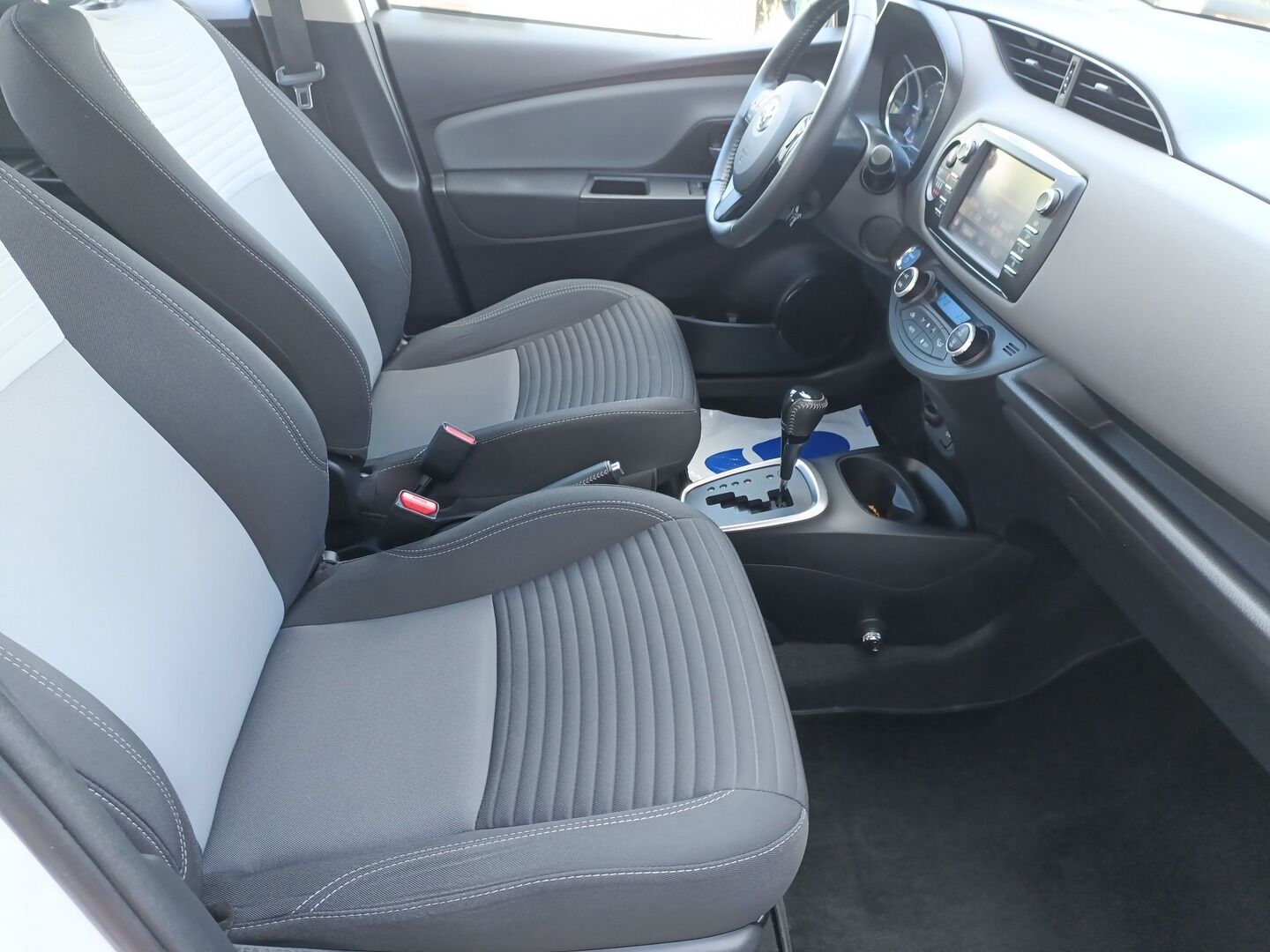 Toyota Yaris - zdjęcie 11
