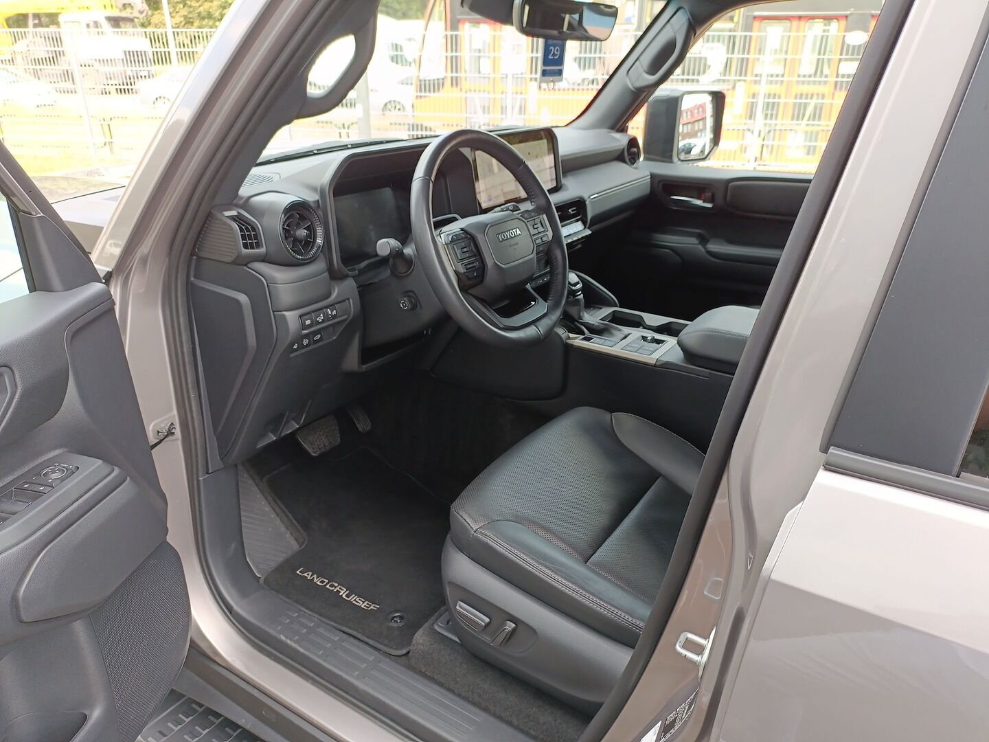 Toyota Land Cruiser - zdjęcie 18