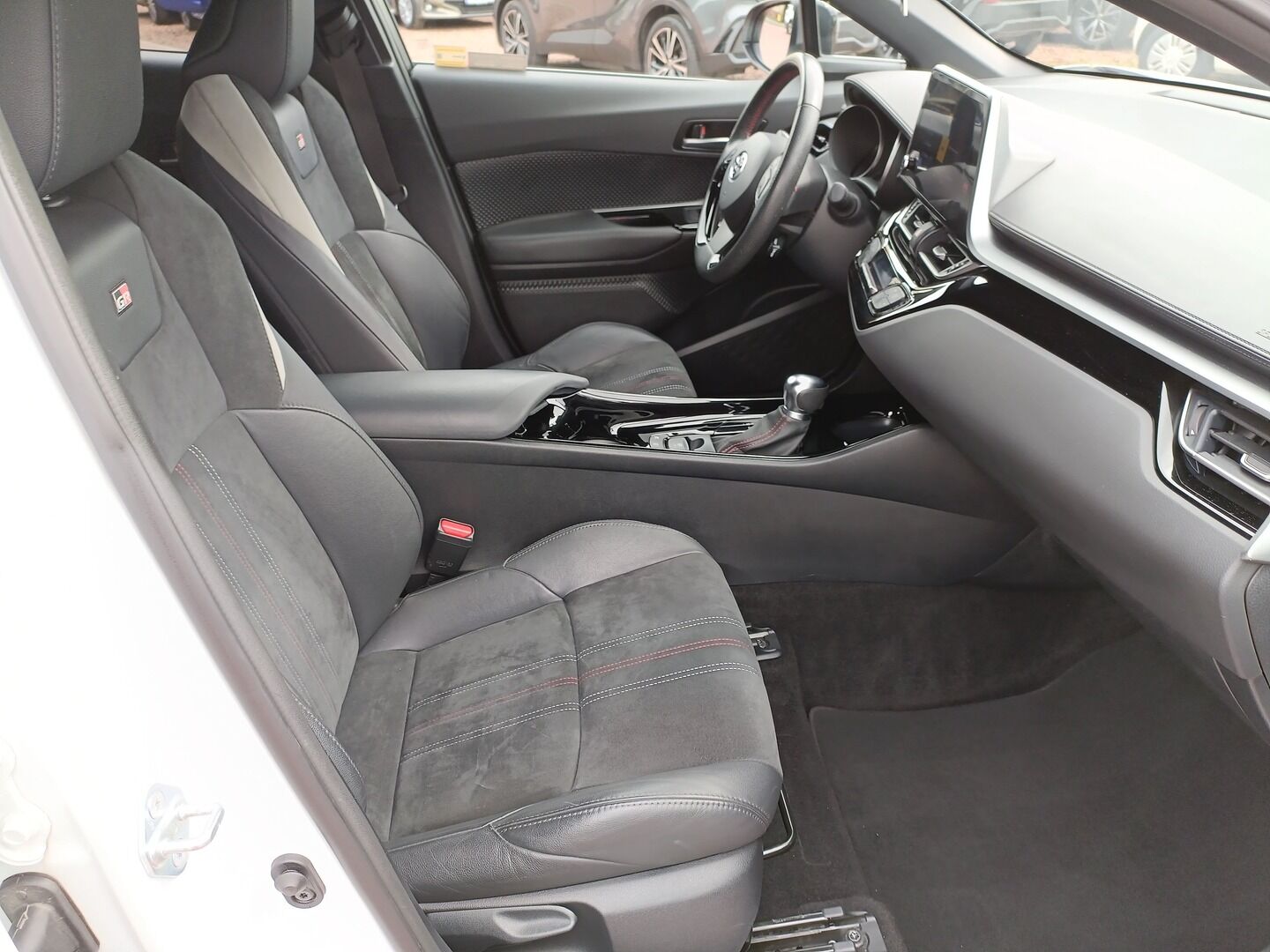 Toyota C-HR - zdjęcie 11