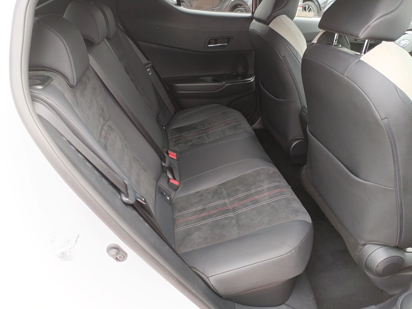 Toyota C-HR - zdjęcie 12