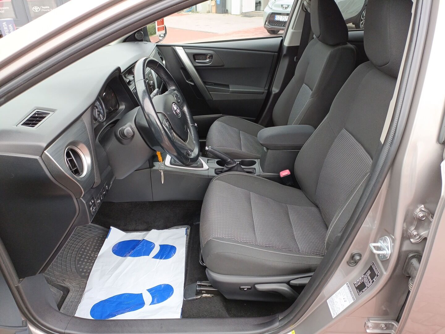 Toyota Auris - zdjęcie 9