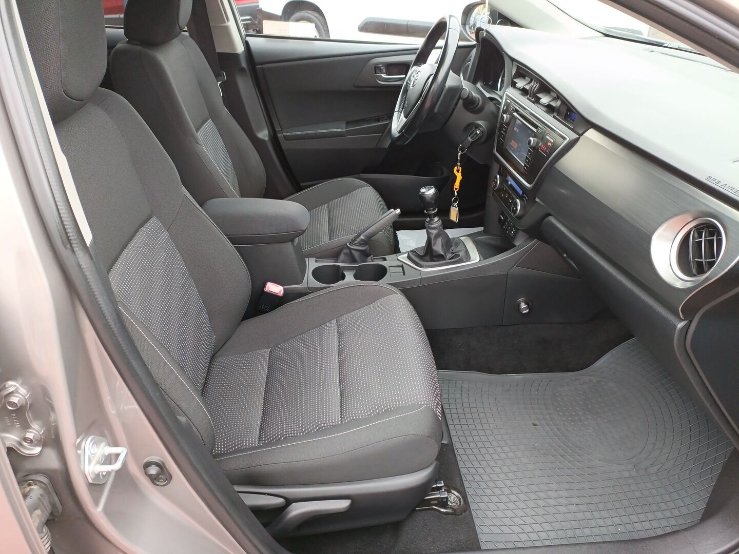 Toyota Auris - zdjęcie 11
