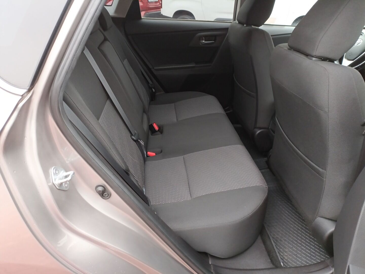 Toyota Auris - zdjęcie 12