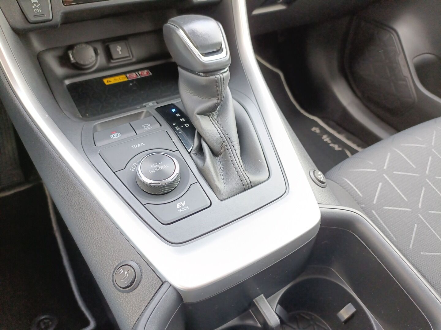 Toyota RAV4 - zdjęcie 18