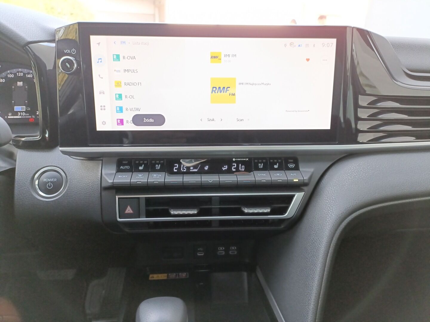 Toyota Camry - zdjęcie 17