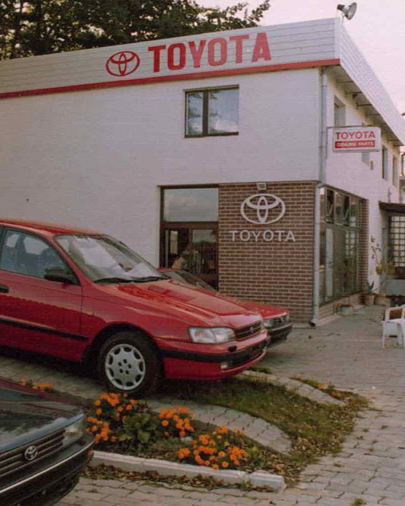 Pierwszy salon Toyoty Grupy Walder w Chwaszczynie, czerwona Toyota Carina przed budynkiem z szyldem Toyoty, zdjęcie archiwalne