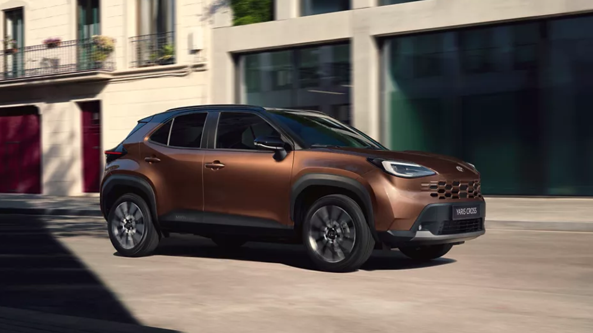 Nowa Toyota Yaris Cross 2026 w lakierze Precious Bronze na tarasie widokowym nad panoramą miasta, salon Toyota Walder Zabrze