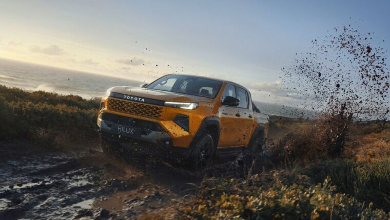 Toyota Hilux 2026 diesel 4×4 podczas jazdy w terenie off-road, salon Toyoty Walder Zabrze Gliwice