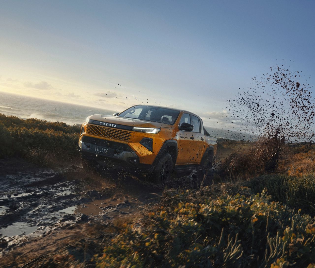 Toyota Hilux 2026 diesel 4×4 podczas jazdy w terenie off-road, salon Toyoty Walder Zabrze Gliwice Toyota Hilux 2026 diesel 4×4 podczas jazdy w terenie off-road, salon Toyoty Walder Zabrze Gliwice
