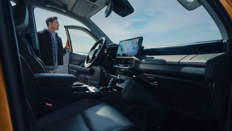 Wnętrze nowej Toyoty Hilux 2026, kokpit z ekranem 12,3 cala, salon Toyoty Walder Zabrze Gliwice