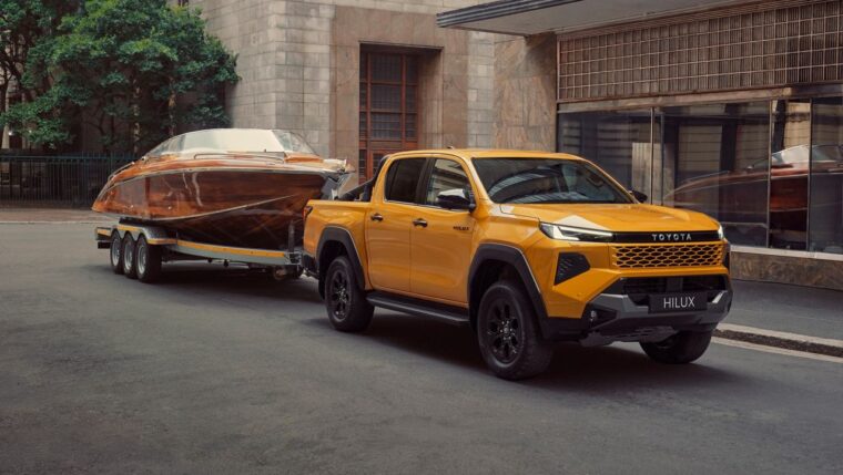 Toyota Hilux diesel 48V 2026 holuje przyczepę z łodzią, uciąg do 3500 kg, salon Toyoty Walder Zabrze