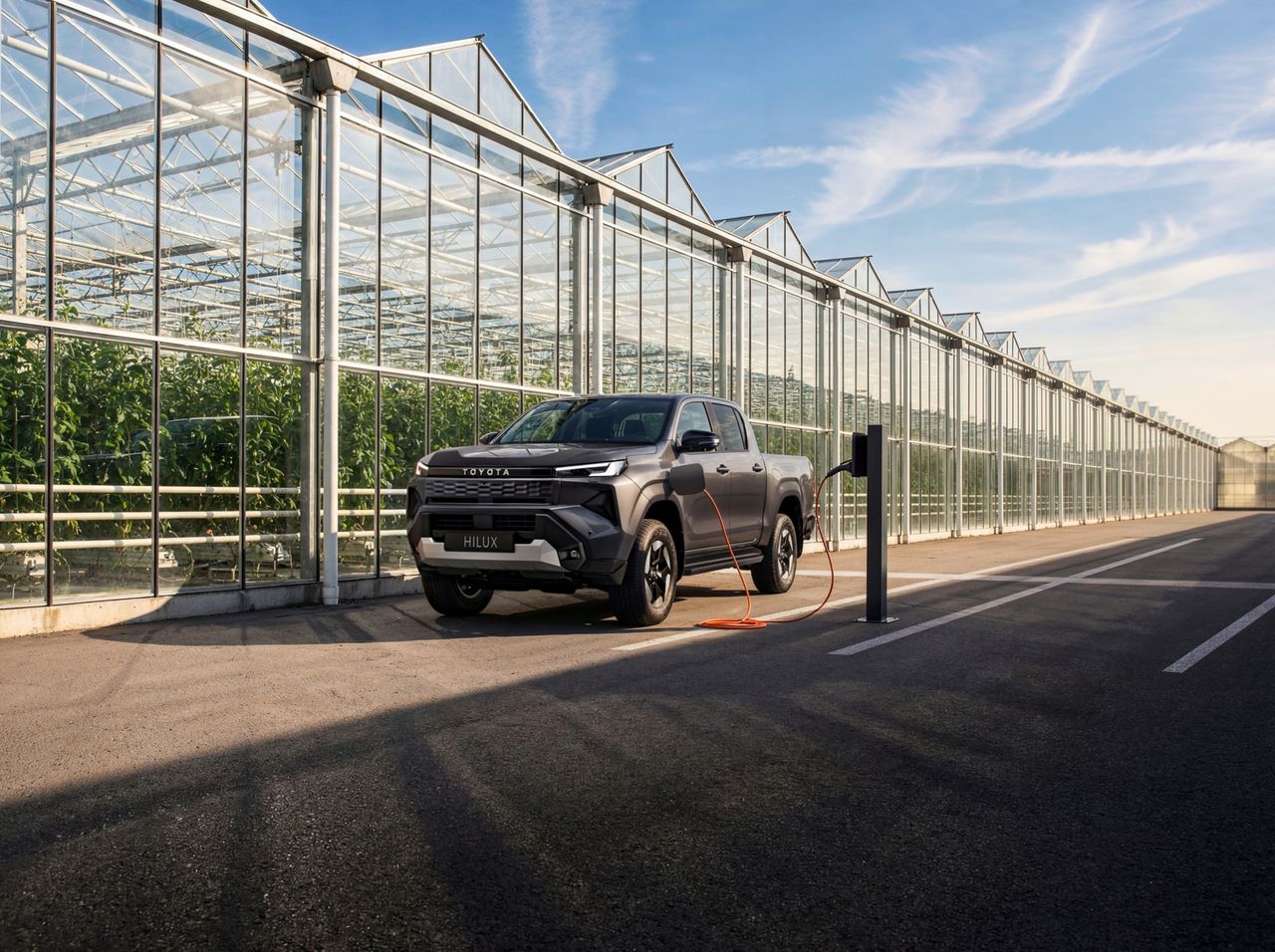 Toyota Hilux Electric 2026, elektryczny pick-up podczas ładowania, salon Toyoty Walder Zabrze Gliwice Toyota Hilux Electric 2026, elektryczny pick-up podczas ładowania, salon Toyoty Walder Zabrze Gliwice