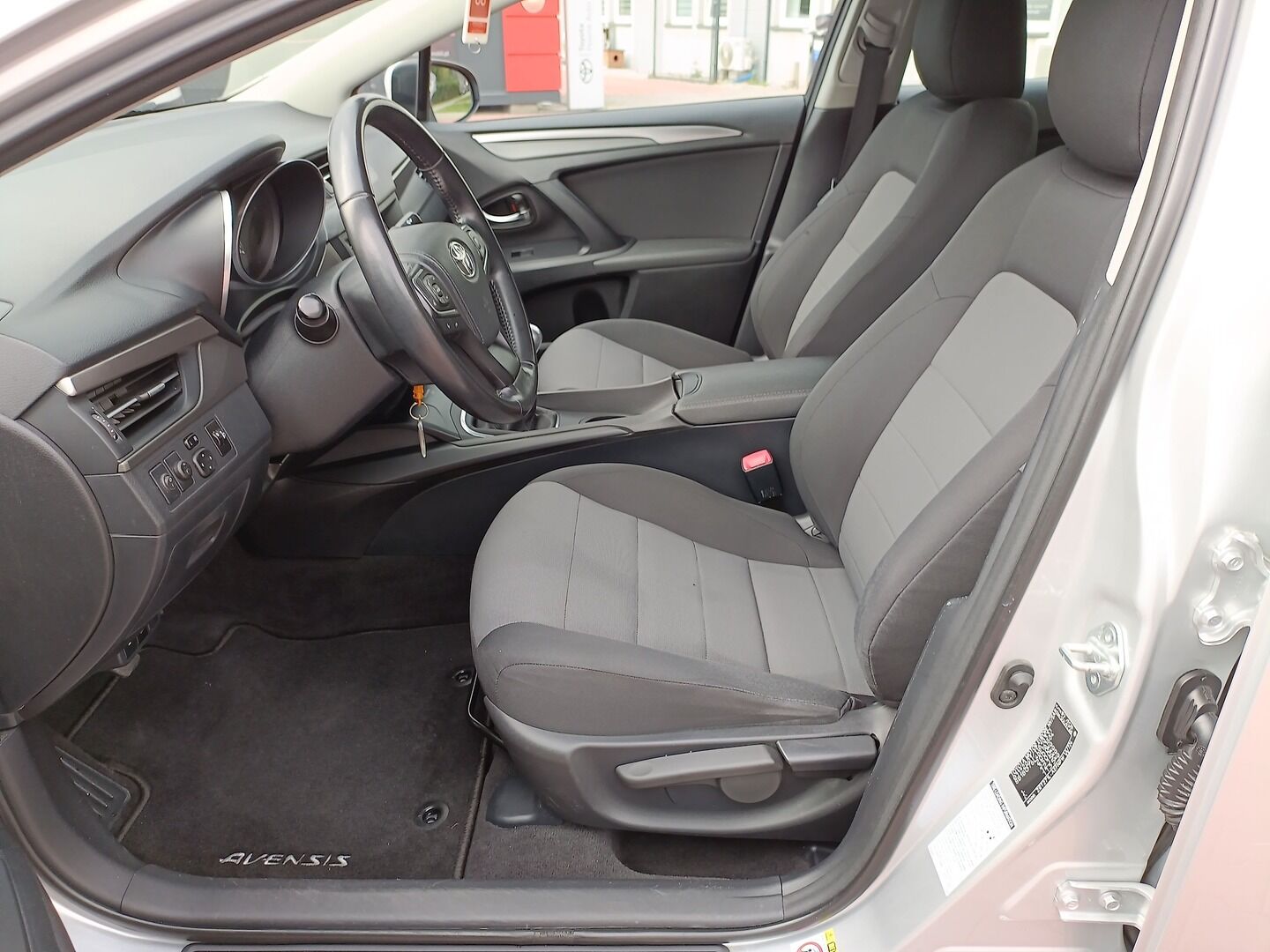 Toyota Avensis - zdjęcie 12