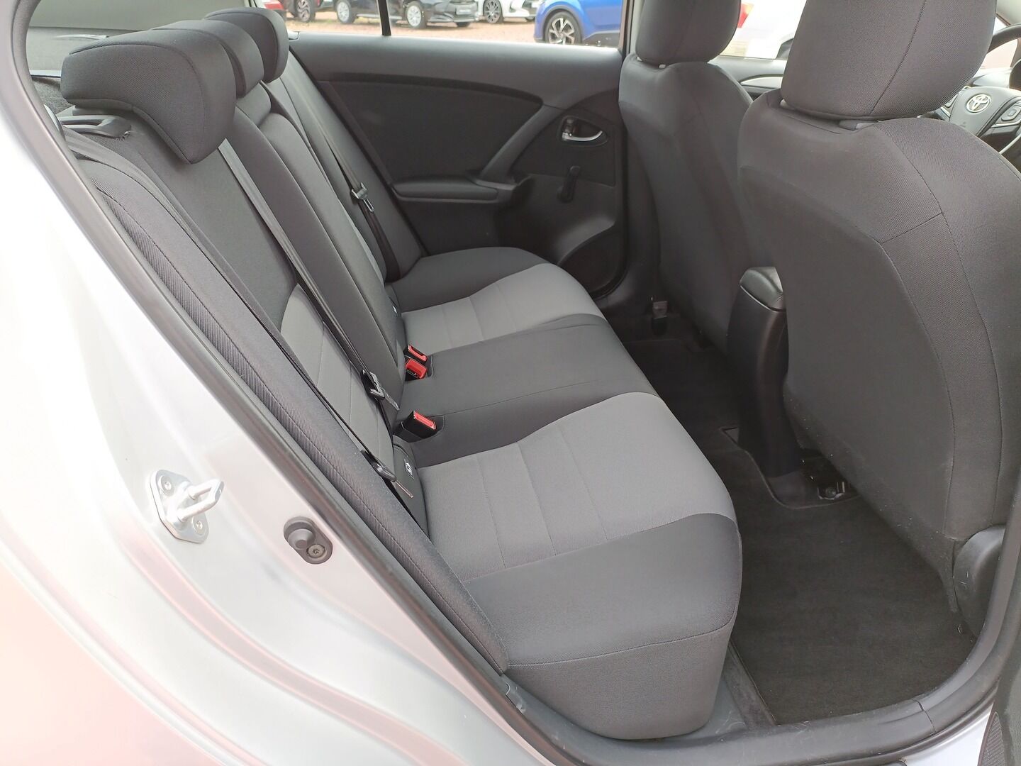 Toyota Avensis - zdjęcie 14