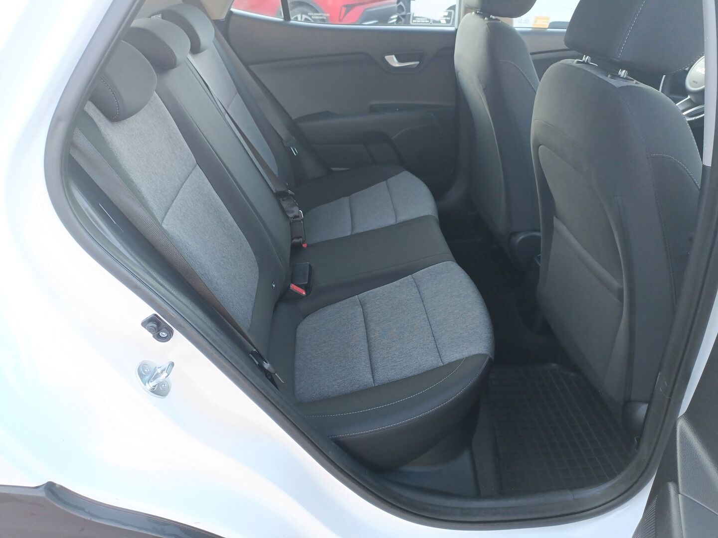 Kia Stonic - zdjęcie 12