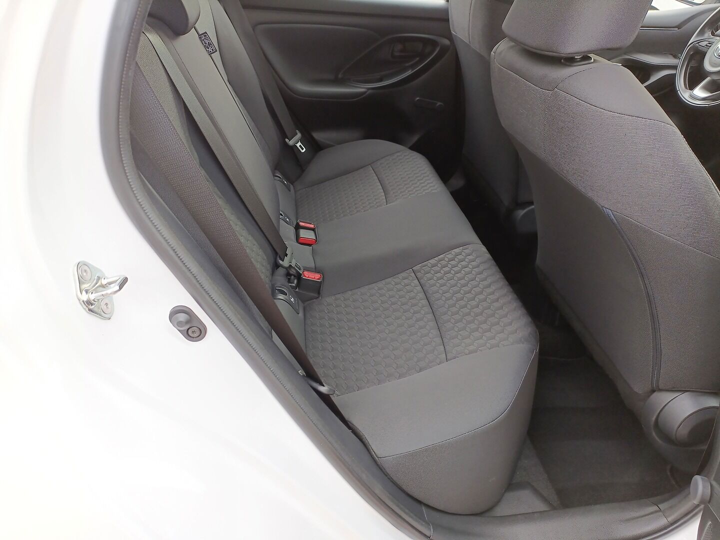 Toyota Yaris - zdjęcie 12