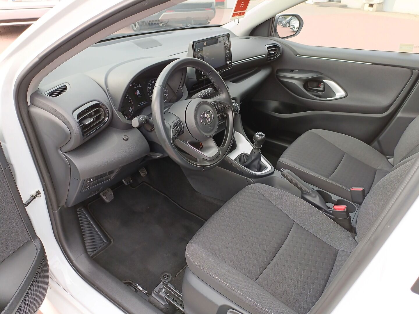 Toyota Yaris - zdjęcie 16