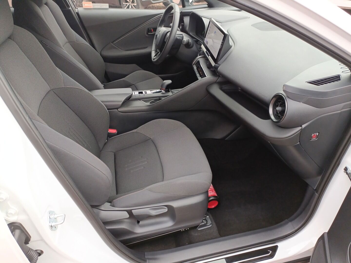 Toyota C-HR Plug-In - zdjęcie 13