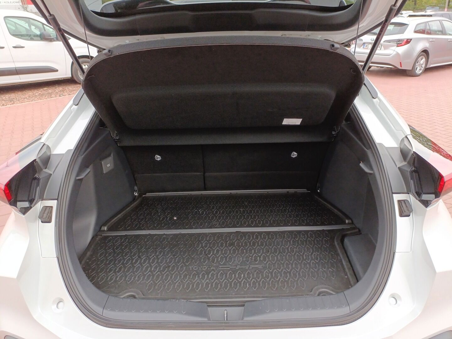 Toyota C-HR Plug-In - zdjęcie 23