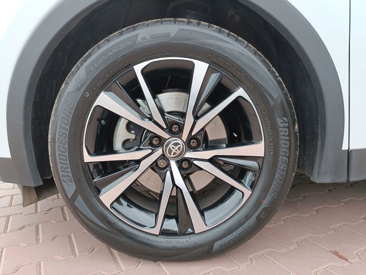 Toyota C-HR Plug-In - zdjęcie 24