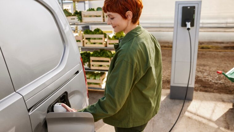 Ładowanie elektrycznego samochodu dostawczego Toyota Proace City Electric, Toyota Walder Zabrze