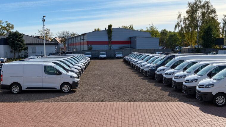 Plac z używanymi samochodami dostawczymi Toyota na Śląsku, Toyota Walder Zabrze, ul. Knurowska 8