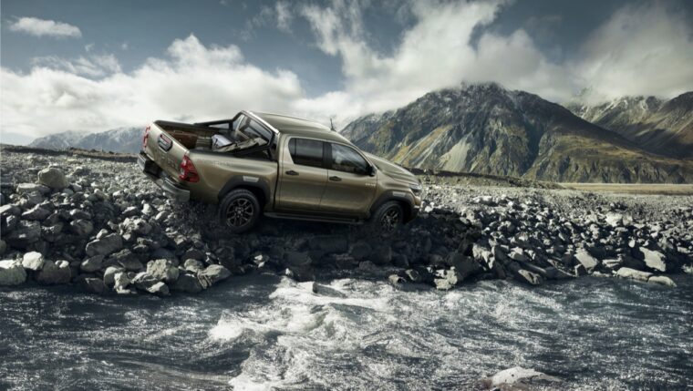 Toyota Hilux poprzedniej generacji, pick-up 4×4 w terenie, Toyota Walder Zabrze