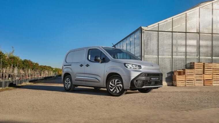 Toyota Proace City rocznik 2026 przed halą magazynową, cena od 75 900 zł netto, Toyota Walder Zabrze