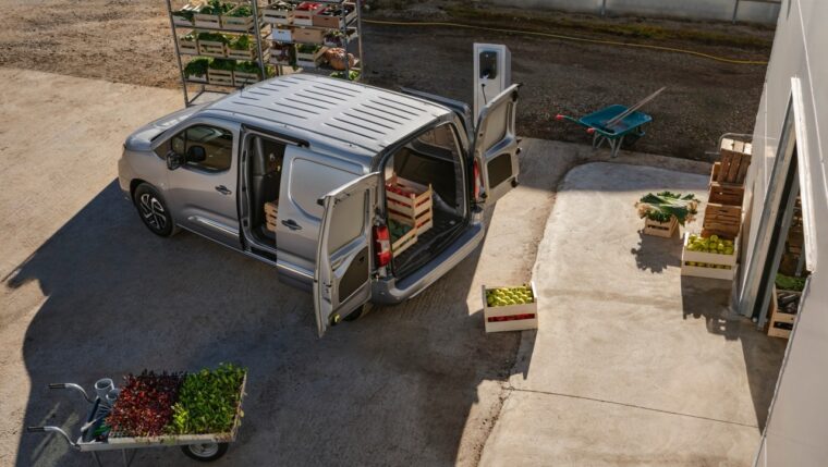 Toyota Proace City z otwartymi drzwiami podczas załadunku skrzynek z warzywami, Toyota Walder Zabrze