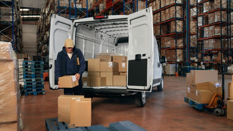 Toyota Proace Max podczas załadunku paczek w magazynie, Toyota Walder Zabrze